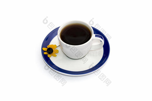 一杯咖啡在一个带有蓝色边框和小花的碟子上，隔离