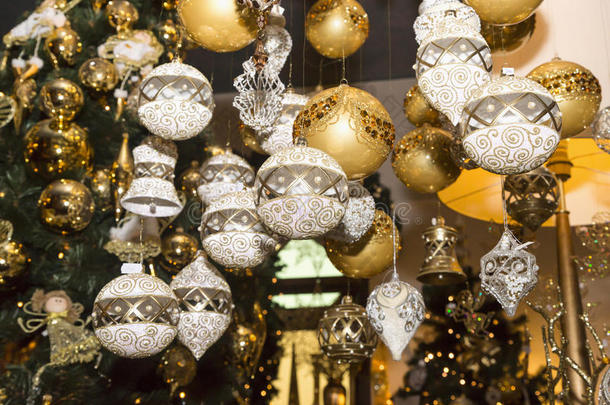圣诞球，圣诞树的传统装饰品，金棕色组合