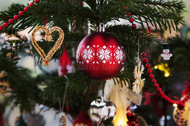 圣诞球，传统的圣诞树装饰品，白红色组合