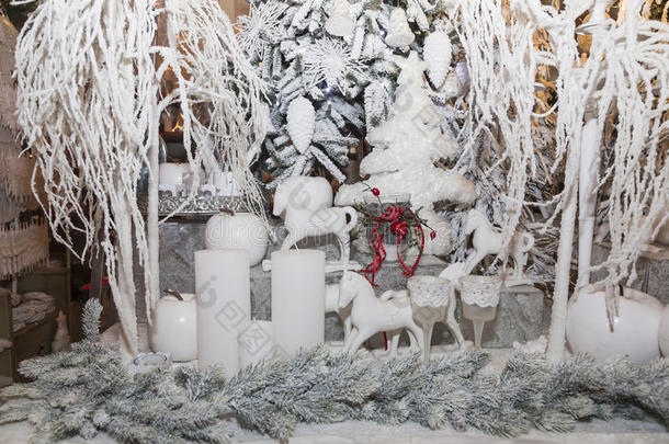 圣诞树，传统装饰品，白红色组合