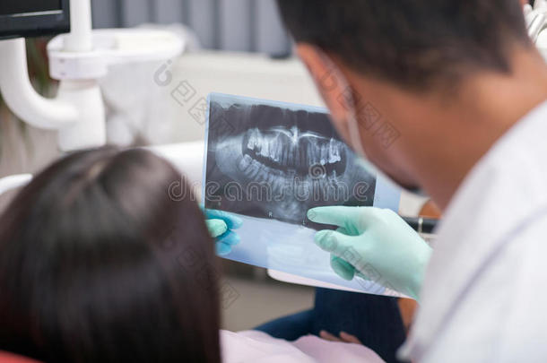 牙医的特写，向嗨解释x射线<strong>图片</strong>的<strong>细节</strong>