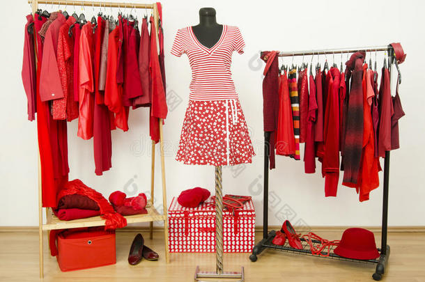 衣柜，衣架上挂着红色的衣服，模特身上有一套衣服。