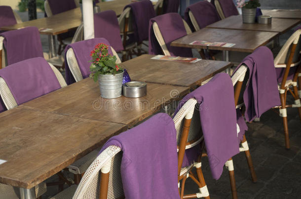咖啡吧椅子和紫罗兰衣服