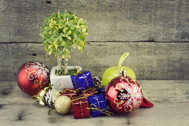 圣诞背景，<strong>红色装饰品</strong>，<strong>红色</strong>和蓝色礼品盒，人造绿树