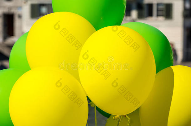 城市街道上明亮的黄色和绿色的气球