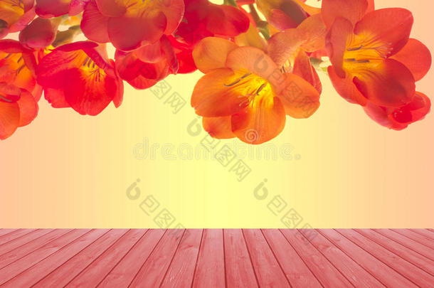 空的红色木甲板桌子，红色自由花背景。 准备好产品展示蒙太奇