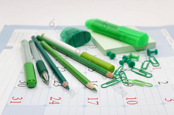 绿色办公用品-铅笔，钢笔，记号笔。