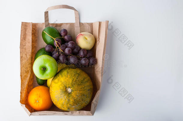 水果混合在纸袋里