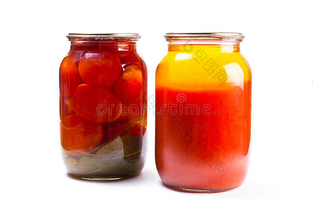 白色背景上罐装西红柿和西红柿汁的玻璃瓶。