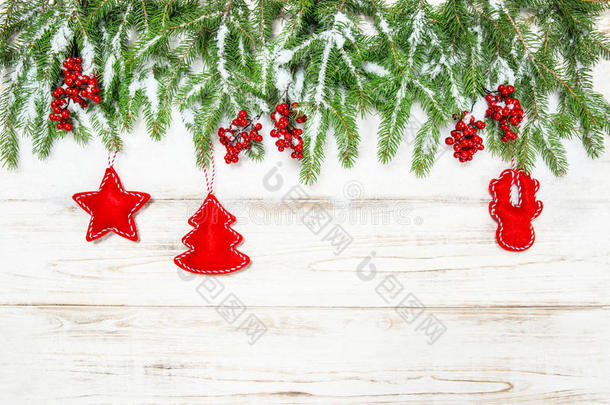 圣诞树边框红色装饰。 假期背景