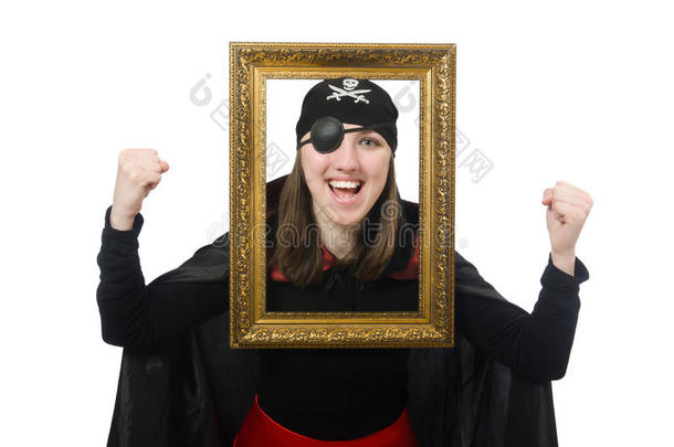 穿着黑色外套的女海盗拿着相框