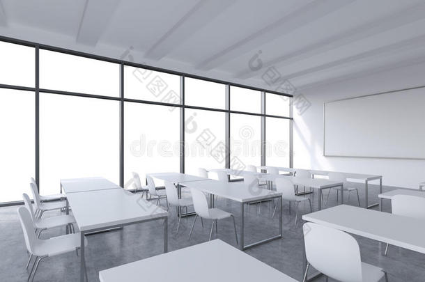 一个现代全景教室，窗户里有白色的复制空间。 白色桌子和白色椅子。