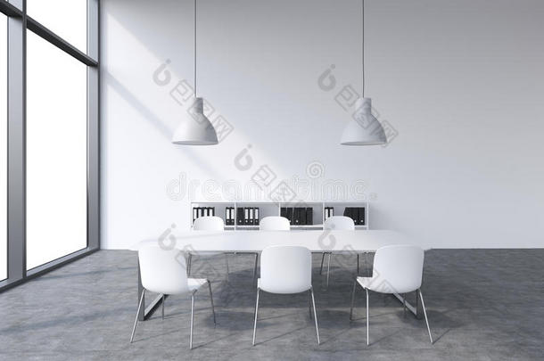 现代全景办公室的会议室，窗户上有白色的复制空间。 白色桌子，白色椅子，两个白色天花板