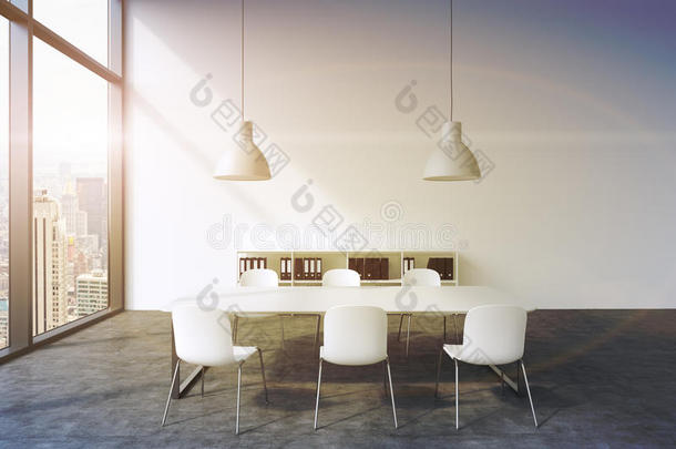 纽约现代全景办公室的<strong>会议室</strong>。 白色<strong>桌子</strong>，白色椅子，两盏白色天花板灯和一个书架。 3D