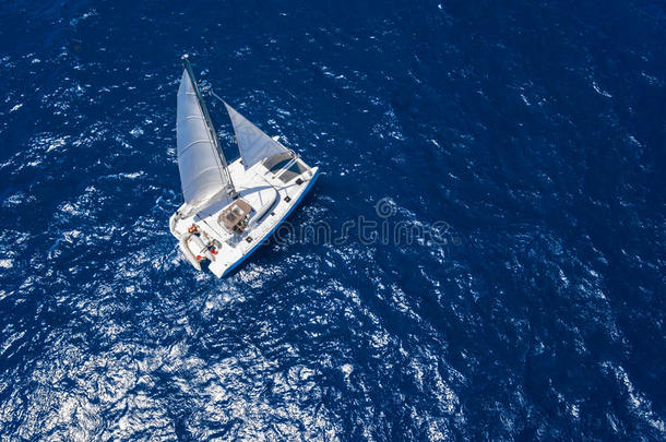 在<strong>刮风</strong>的日子里，双体船在公海上巡航的景色令人惊叹。 无人机视角-鸟类视角