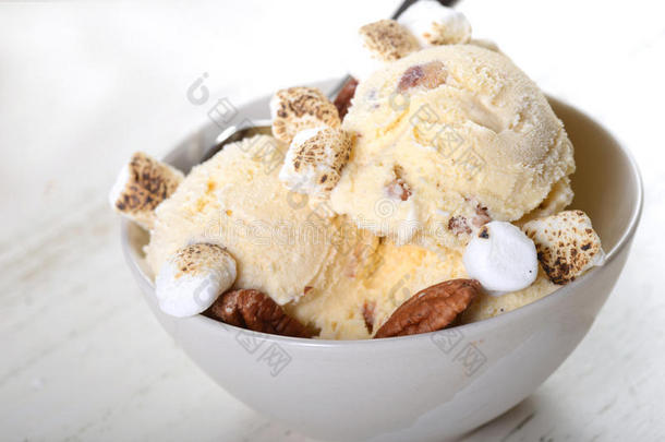 黄油山核桃冰淇淋与烤山核桃和棉花糖