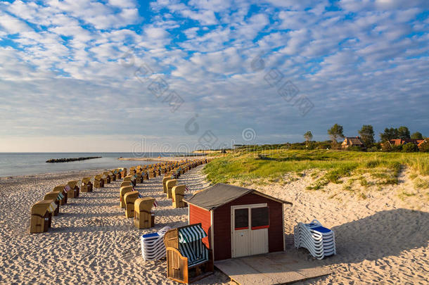 波罗的海岸边的海滩椅子