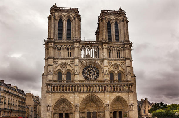 立面<strong>阴云密布</strong>的圣母大教堂巴黎法国