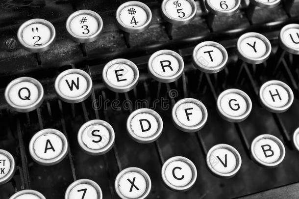 古董打字机-一种展示传统钥匙的古董打字机