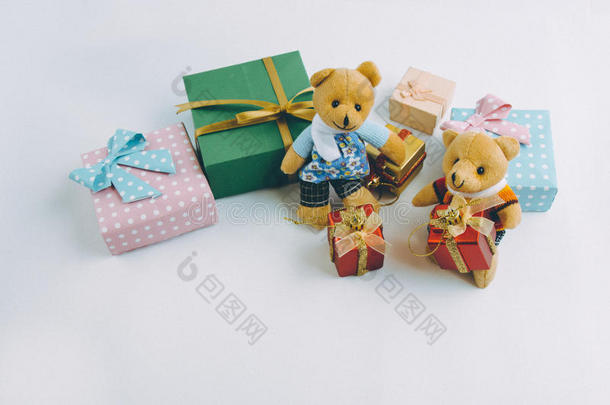 圣诞装饰有可爱的熊、礼物、圣诞树和丝带
