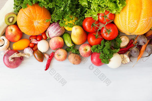 收集蔬菜和水果。