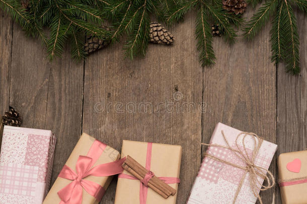 圣诞构图，在木制背景上，复古风格的礼物，带文案空间