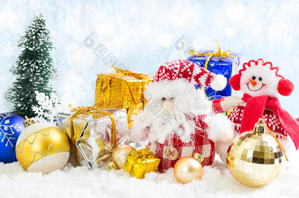 雪背景下的圣诞玩具雪人和圣诞老人
