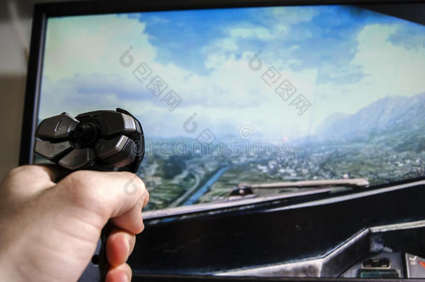 飞行模拟器游戏和手在操纵杆上