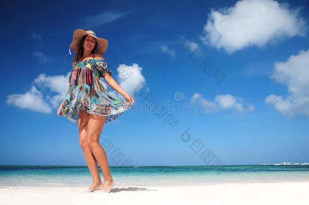 无忧无虑的女人在热带海滩跳舞。 假期活力