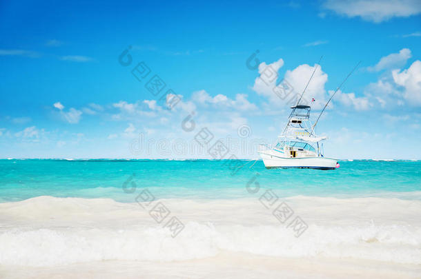 卡里韦海和帆船游艇靠近彭塔卡纳海岸线，多米尼加共和国