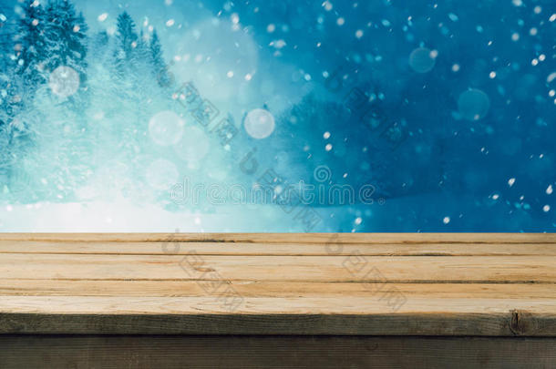 冬季森林背景上的空木桌。 模拟产品蒙太奇的表模板