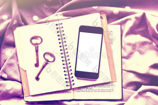 空白智能手机与空白日记和老式钥匙在点围巾，Instagram照片效果
