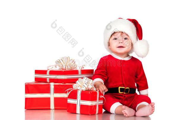 可爱的小男孩圣诞老人，白色背景上<strong>有礼</strong>品盒。 新年快乐和圣诞假期