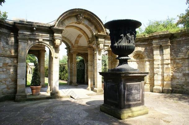拱门和骨灰盒在一个基座上的意大利花园的希弗城堡在英国