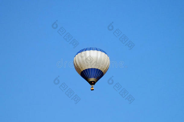 <strong>气球漂浮</strong>在蓝天上