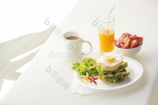 鸡蛋和沙拉三明治，水果沙拉汁和咖啡早餐