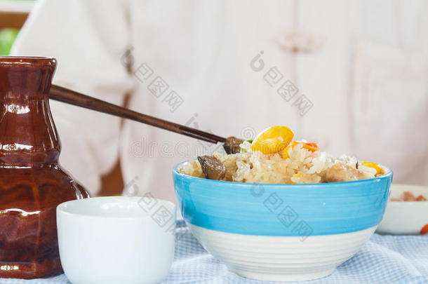 中国男人吃素食<strong>砂锅饭</strong>