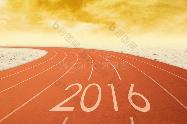 2016年在日落时带着沙子的红色赛车跑道上