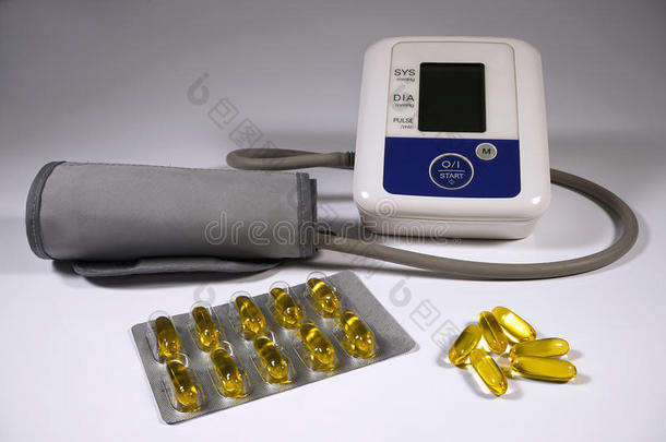 鱼油胶囊和测血压计。