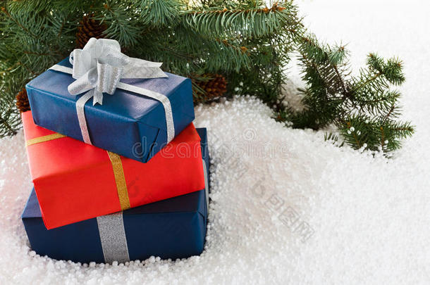抽象雪上礼品盒和松枝的特写。