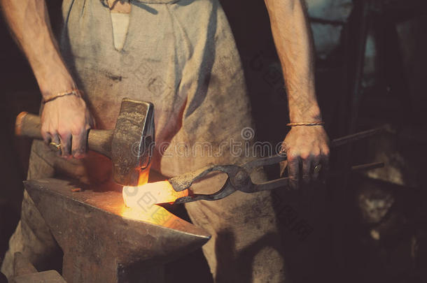 铁匠用锤子加工金属