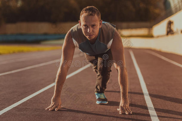运动员站在姿势上准备在跑步机上跑步