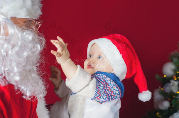特写快乐的婴儿和圣诞老人等待礼物，礼物。