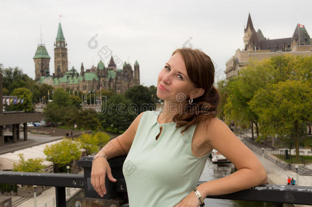 可爱的休闲年轻女子微笑在渥太华市中心，加拿大