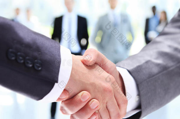 商务握手的特写。 商人握手