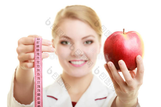 <strong>医生</strong>专家拿着水果苹果和测量磁带