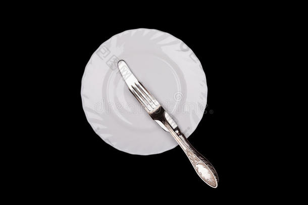 礼仪标志。 盘子，叉子，刀顶视图隔离黑色背景