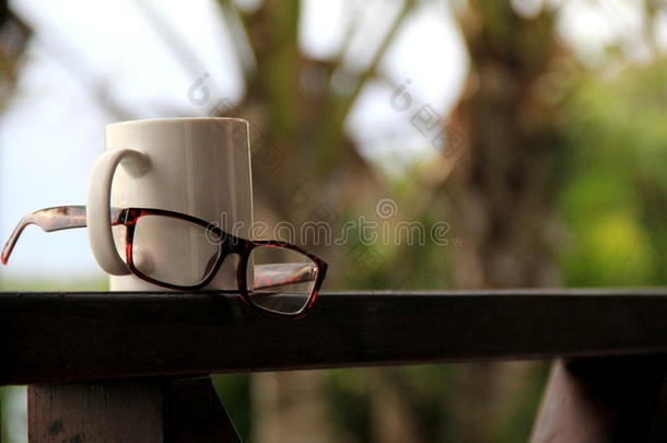 一杯咖啡和眼镜放在<strong>班尼斯特</strong>上