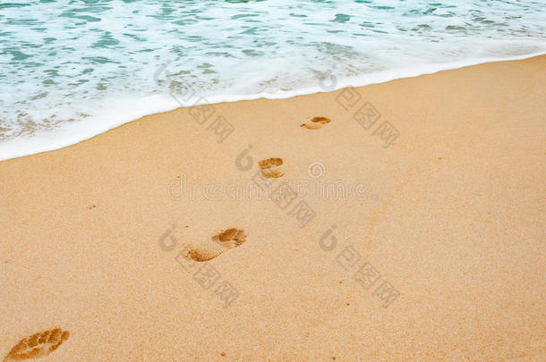 在普吉岛度假的沙滩上的脚印，