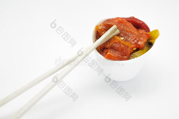 白色背景上美味的烤辣椒和筷子